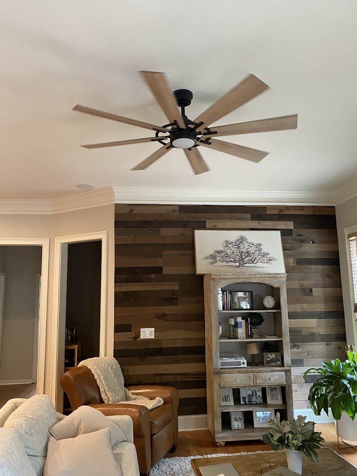 Wood-blade ceiling fan with light in a living room